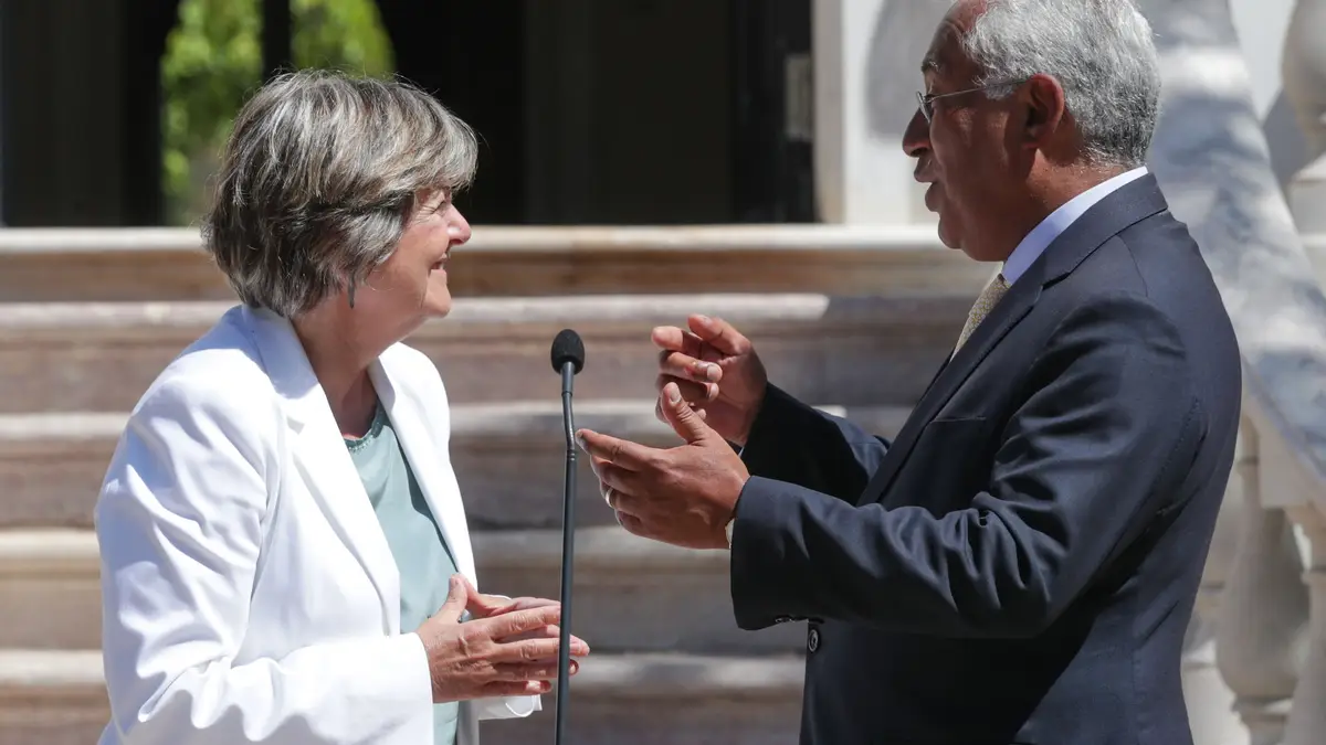 O primeiro-ministro, António Costa, acompanhado pela comissária indigitada, Elisa Ferreira, discursa após um encontro no Palácio de São Bento, em Lisboa. 