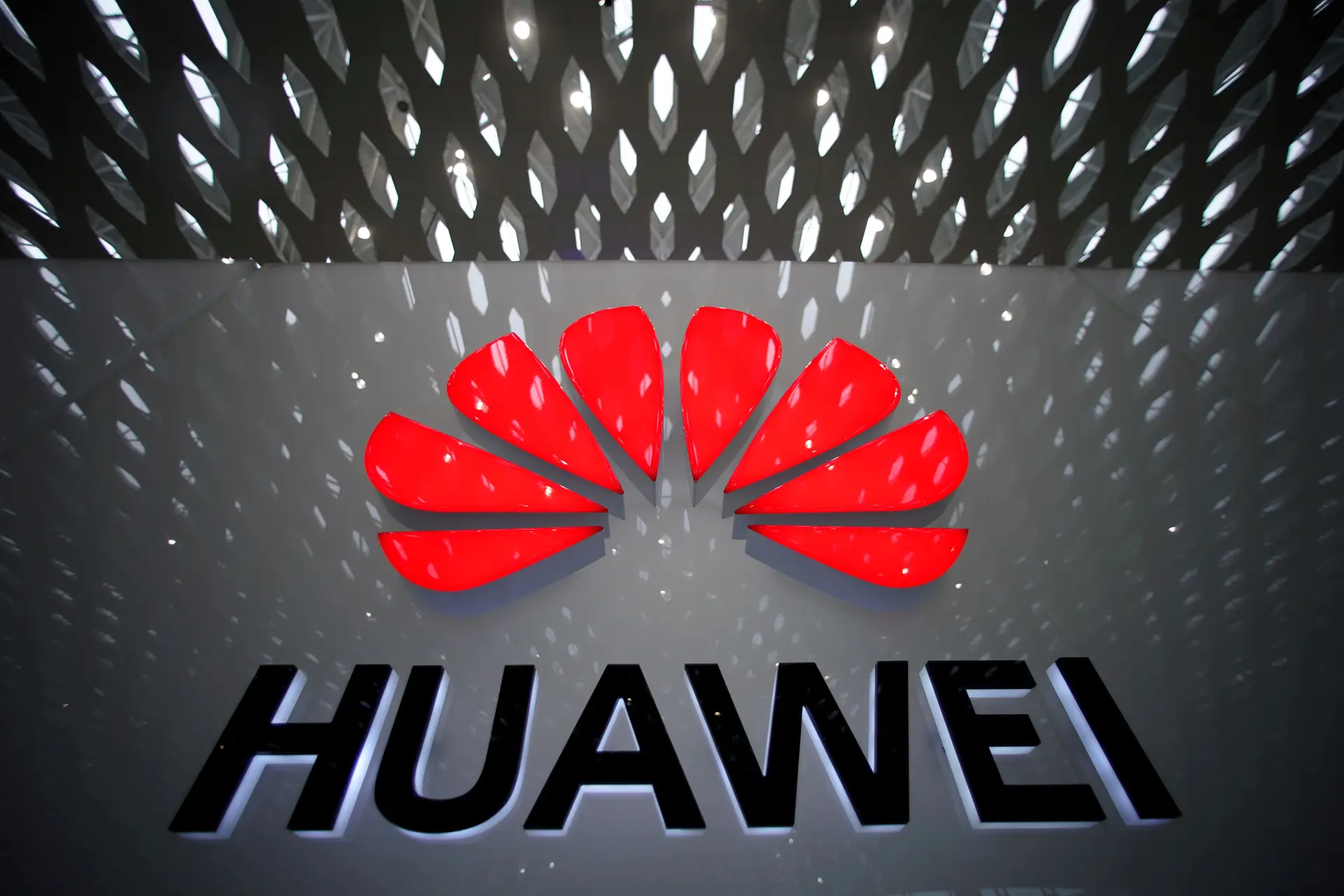 Huawei reconhece que "incessante agressão" dos EUA deixou grupo numa luta pela "sobrevivência"