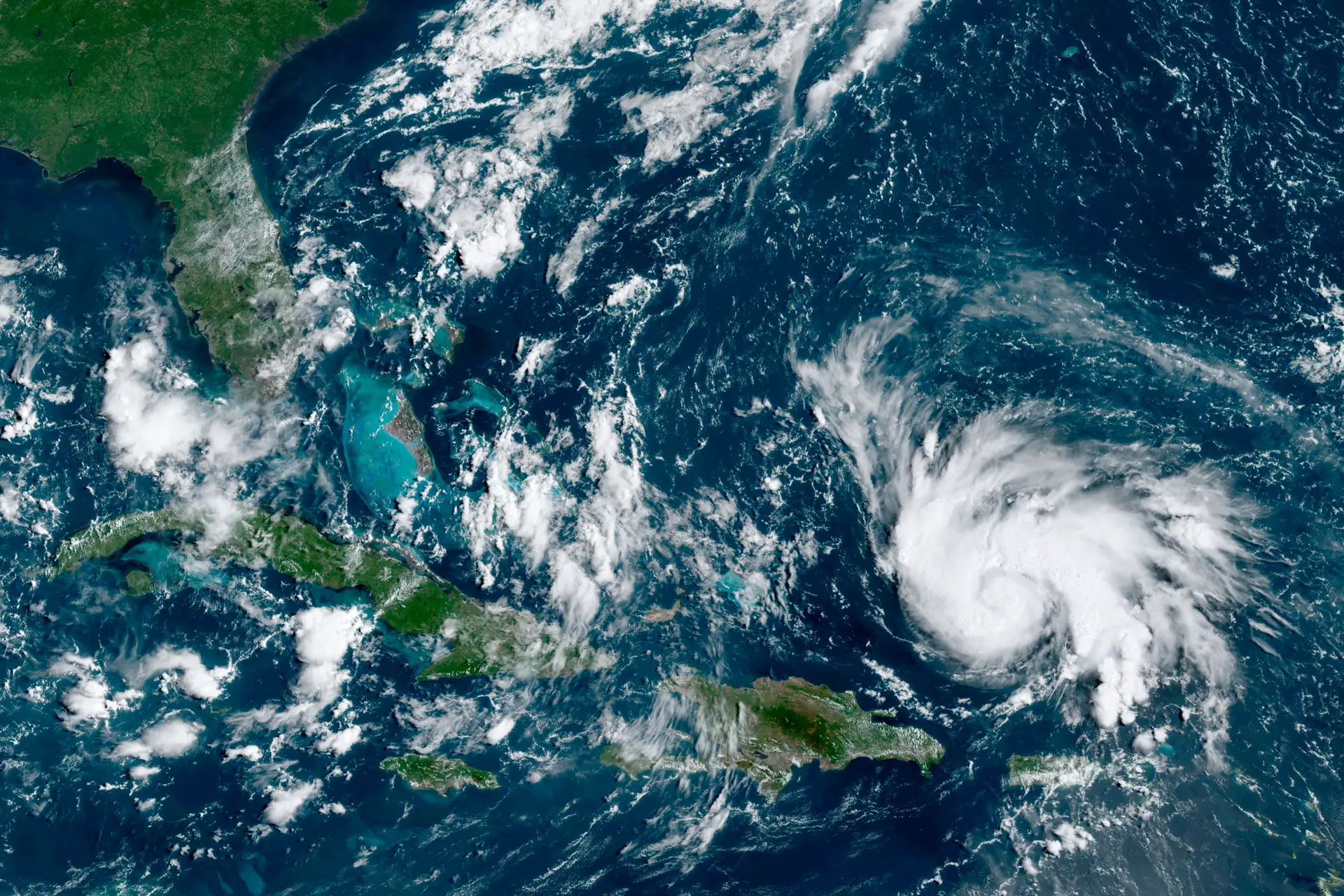 Dois estados e 800 km da costa leste dos EUA em estado de emergência