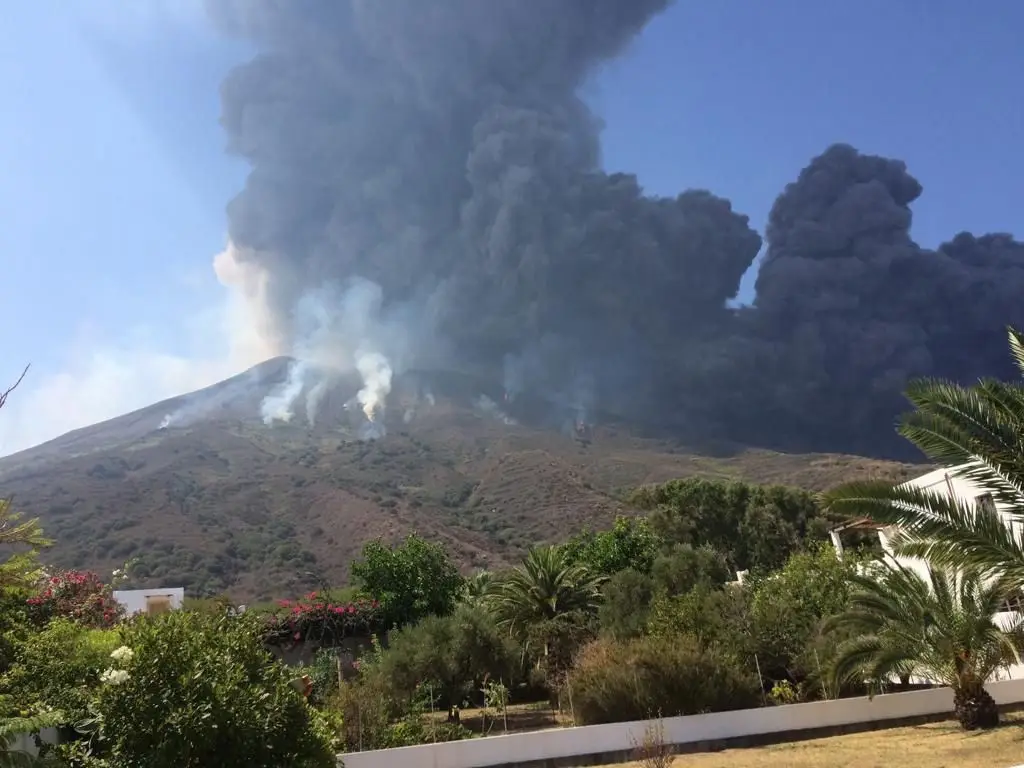 As Imagens Do Vulcão Stromboli Em Erupção - SIC Notícias