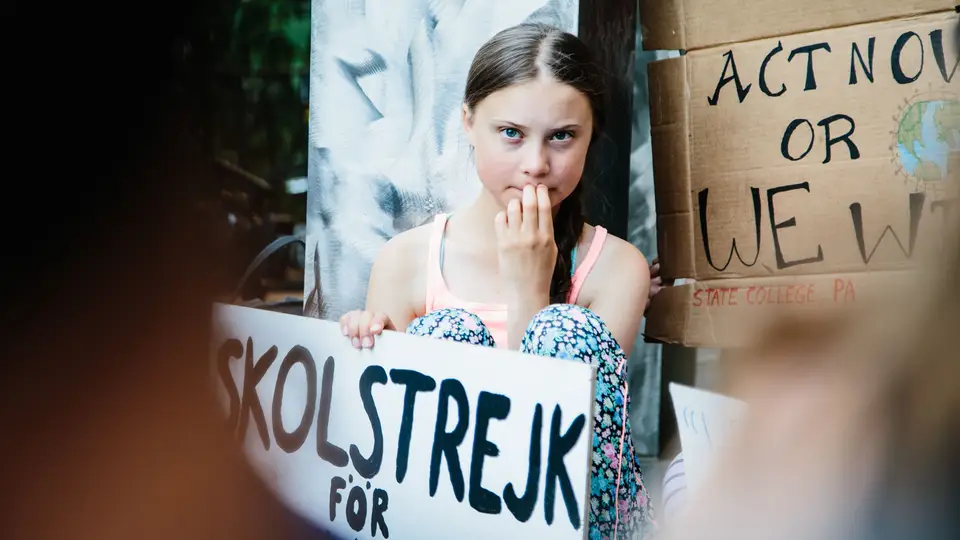 A ativista sueca Greta Thunberg, de 16 anos, num protesto pelo clima, junto às Nações Unidas, em Nova Iorque, Estados Unidos da América.  

