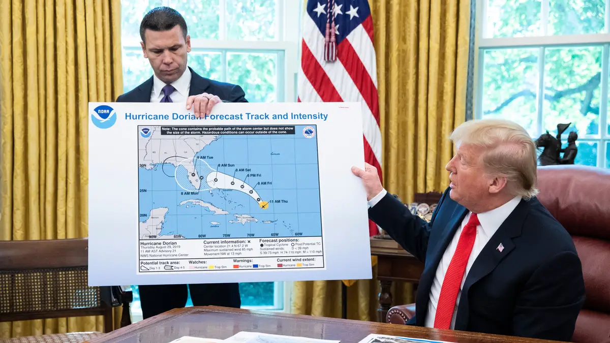 O Presidente dos EUA chama os jornalistas à casa Branca para fazer o último balanço do furacão Dorian, mas mostra um mapa alterado com uma caneta preta e que incluía o estado do Alabama na trajetória, e teve de ser desmentido pelo instituto de meteorologia norte-americano