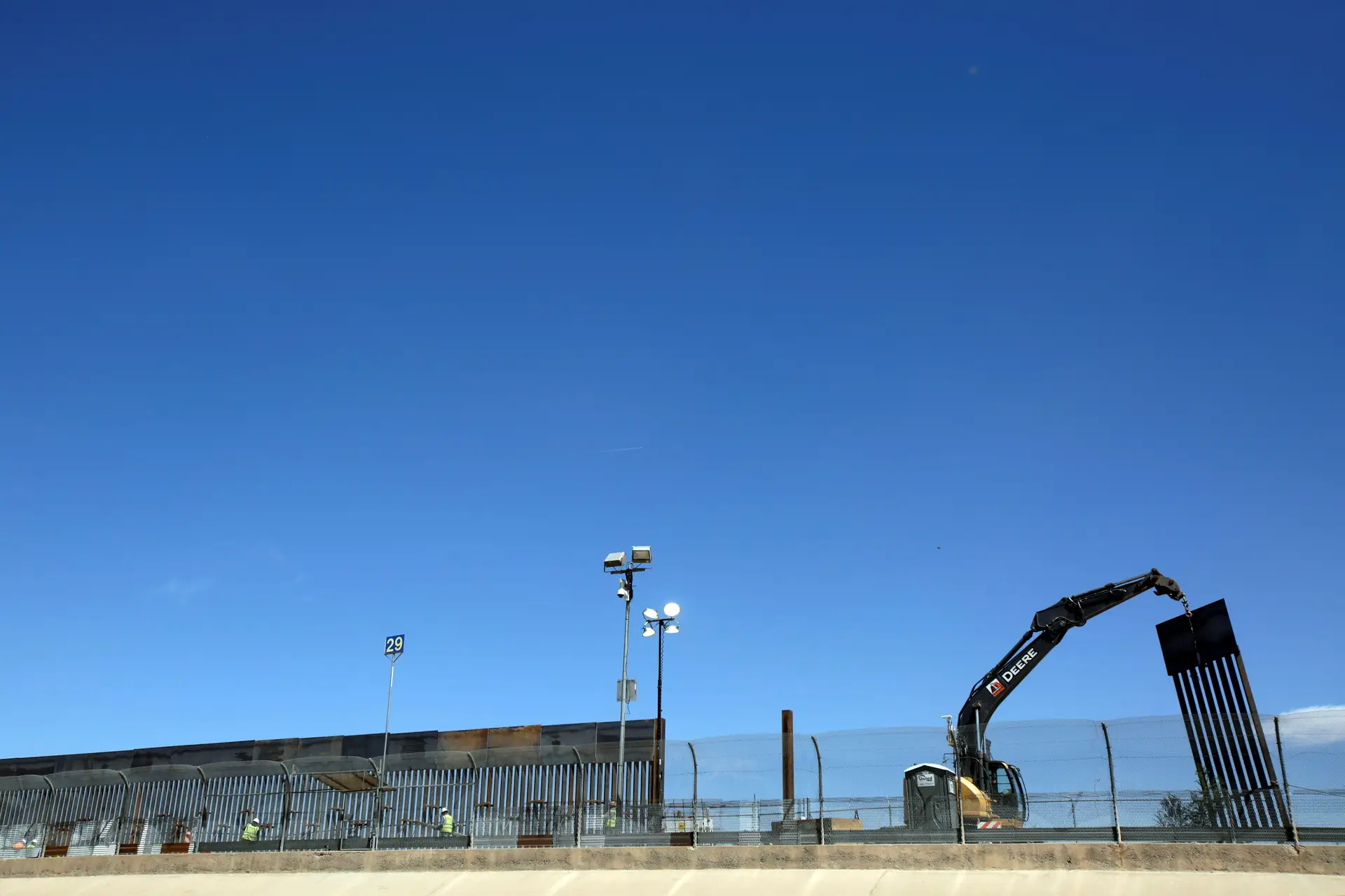 Pentágono desbloqueia 3,6 mil milhões de dólares para muro na fronteira mexicana