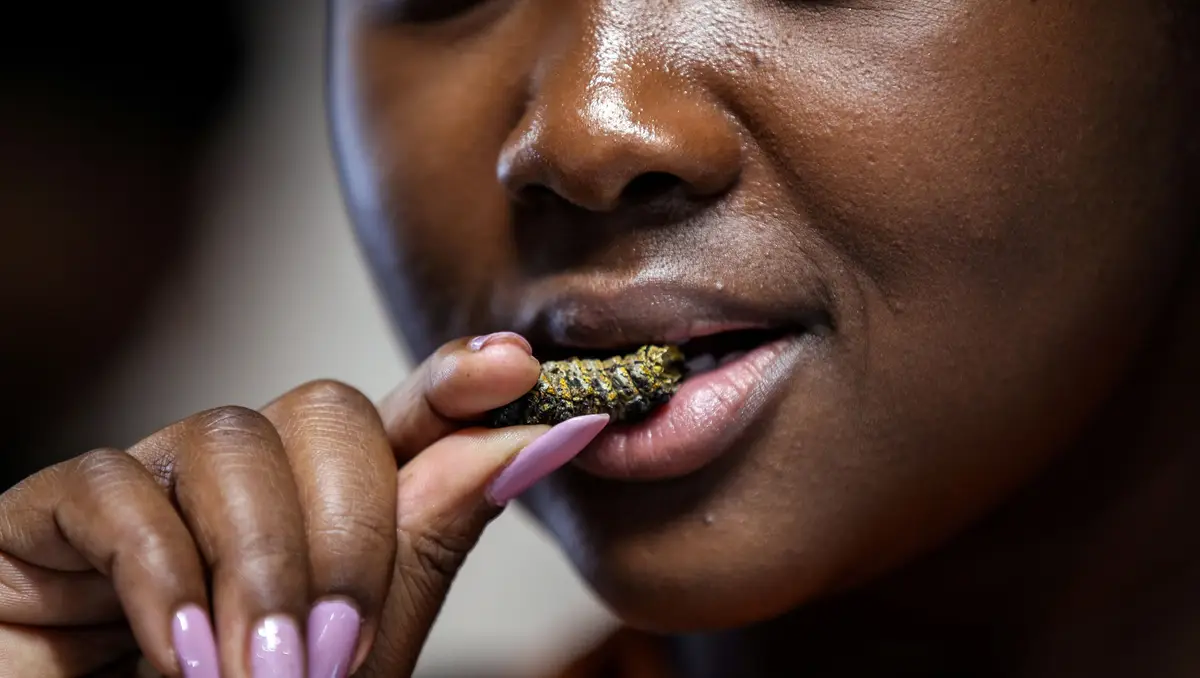 Uma cliente prova uma minhoca num restaurante na Cidade do Cabo, África do Sul.