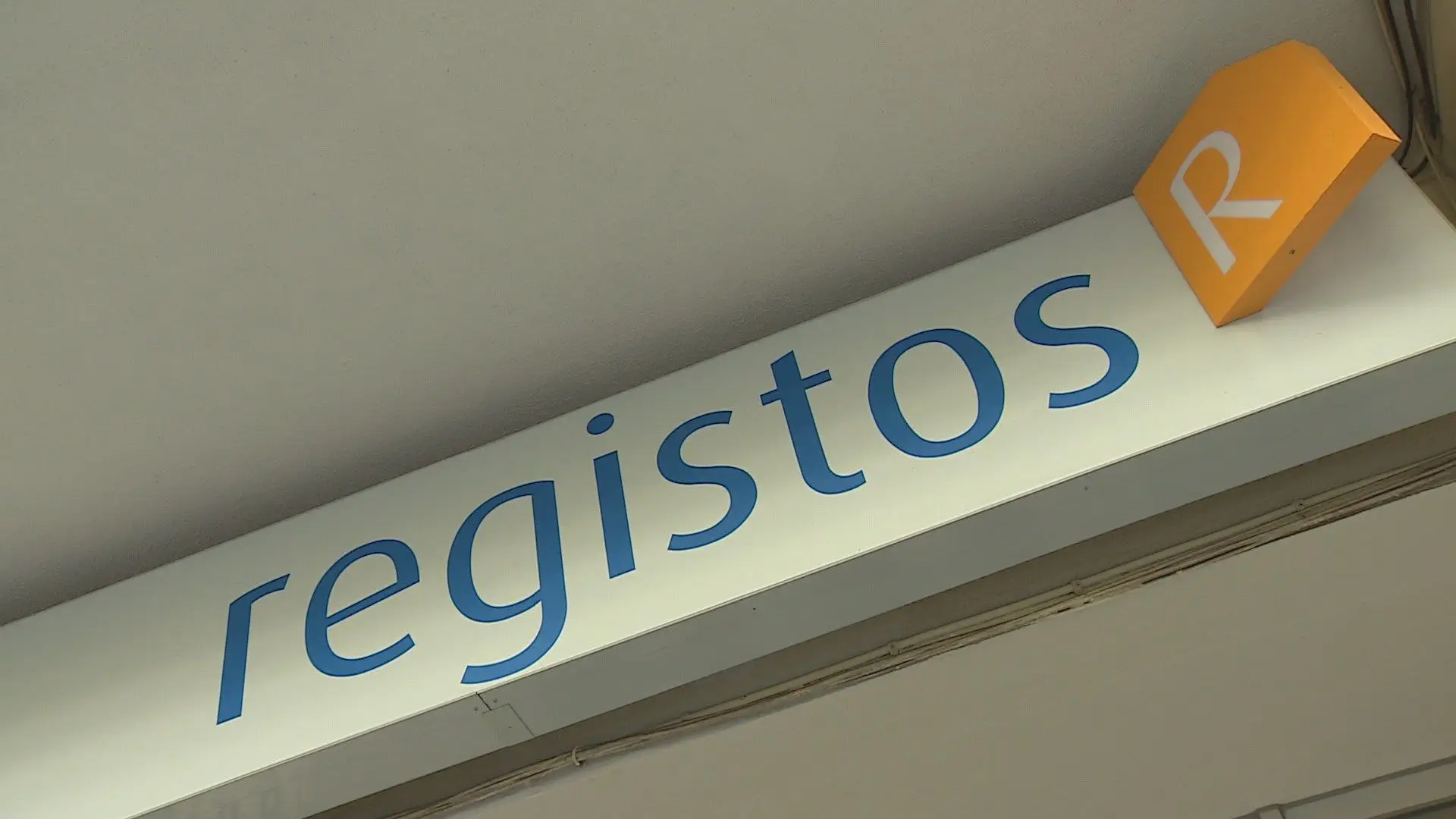 Trabalhadores dos Registos e Notariado colocam caixão em frente ao parlamento