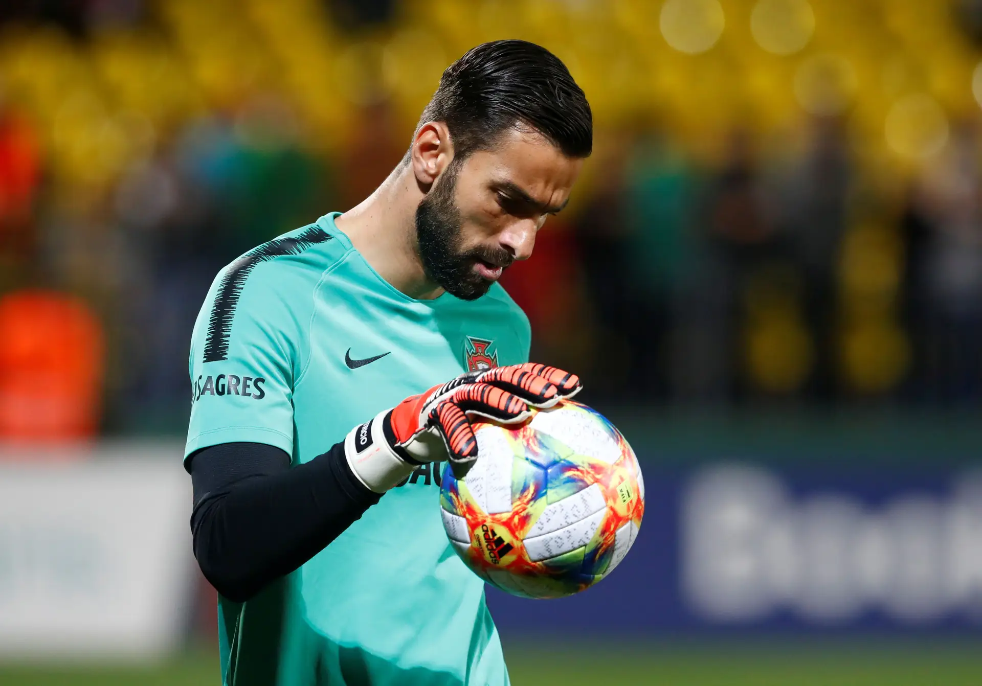 O guarda-redes da seleção nacional, Rui Patrício, durante o aquecimento em Vílnius, antes da partida com a Lituânia, para a qualificação do Euro2020.