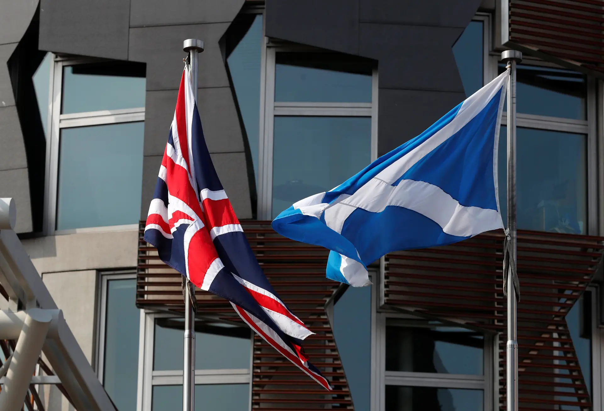 Tribunal escocês considera ilegal suspensão do Parlamento britânico