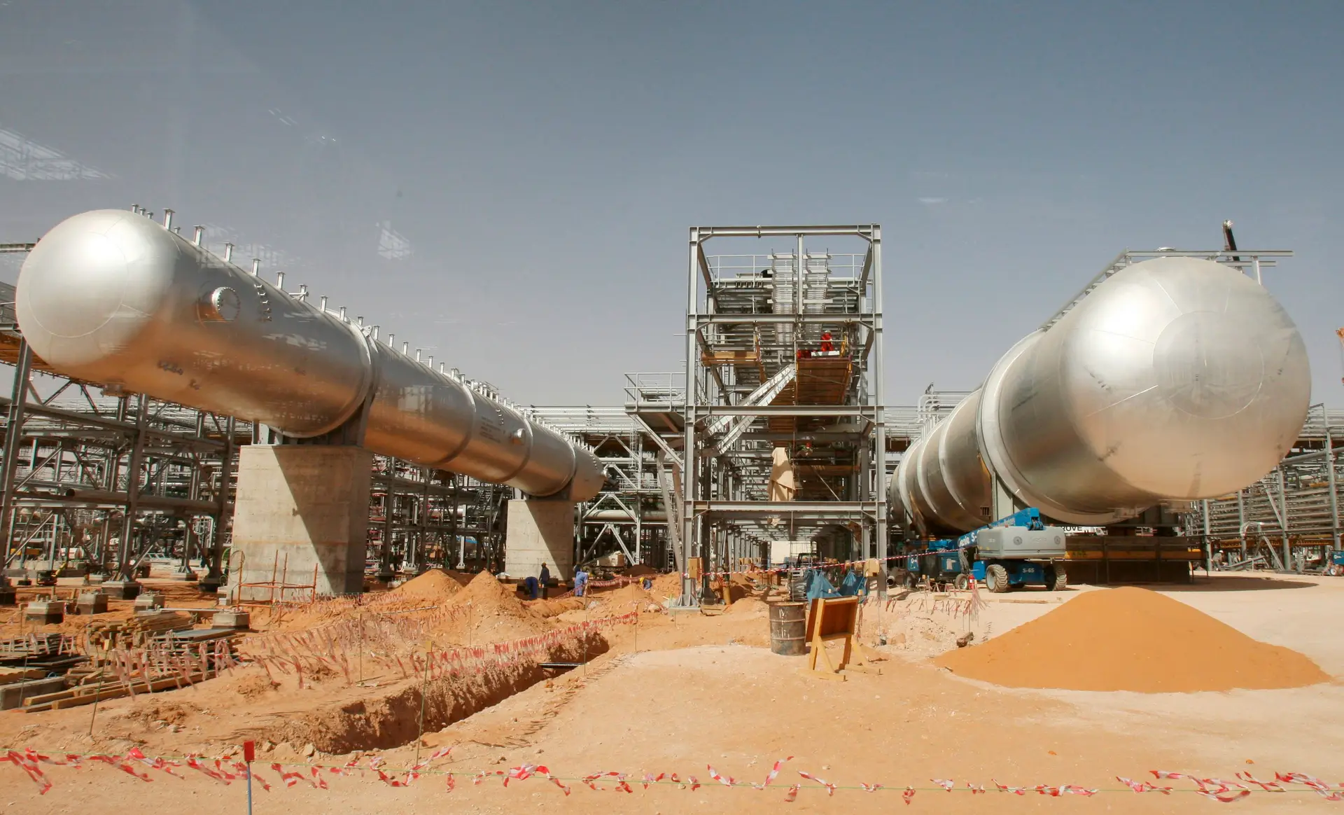 Companhia de petróleo saudita Aramco reduz produção para metade após ataques de drones