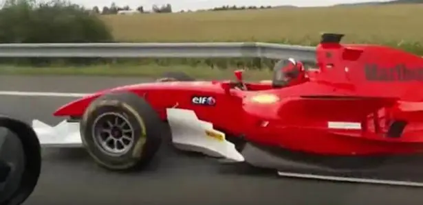 "Ferrari de Fórmula 1" invade autoestrada na República Checa