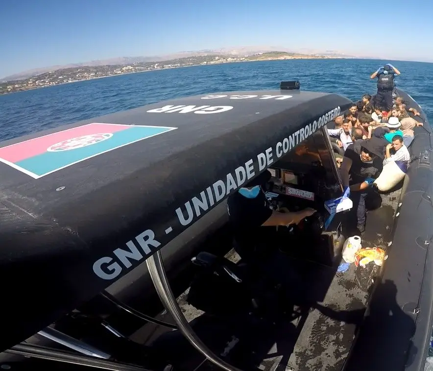 Unidade Costeira da GNR resgata 40 migrantes em barco de borracha no mar Egeu
