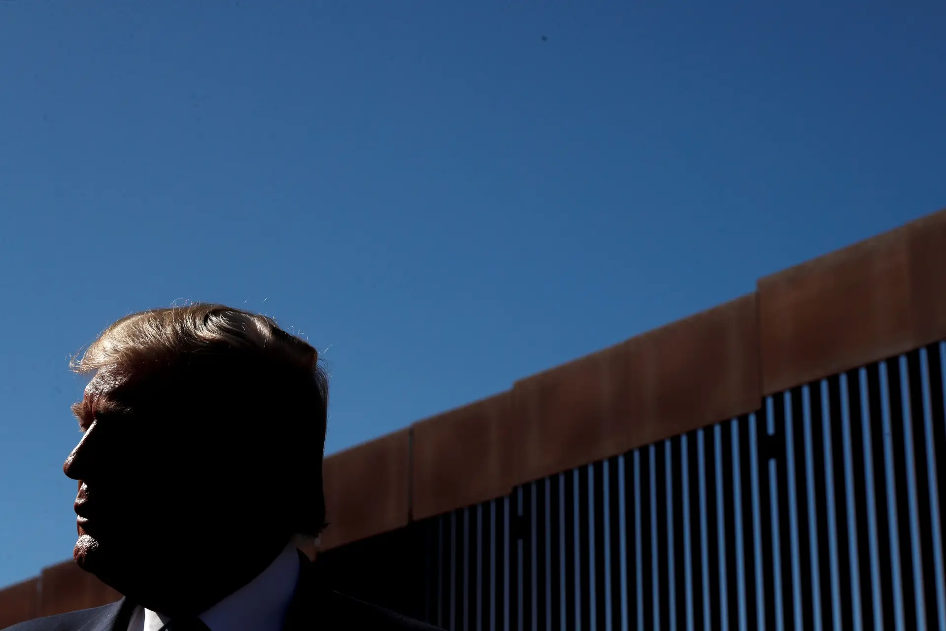 O Presidente dos Estados Unidos, Donald Trump, visita a fronteira com o México, em Otay Mesa, Califórnia.