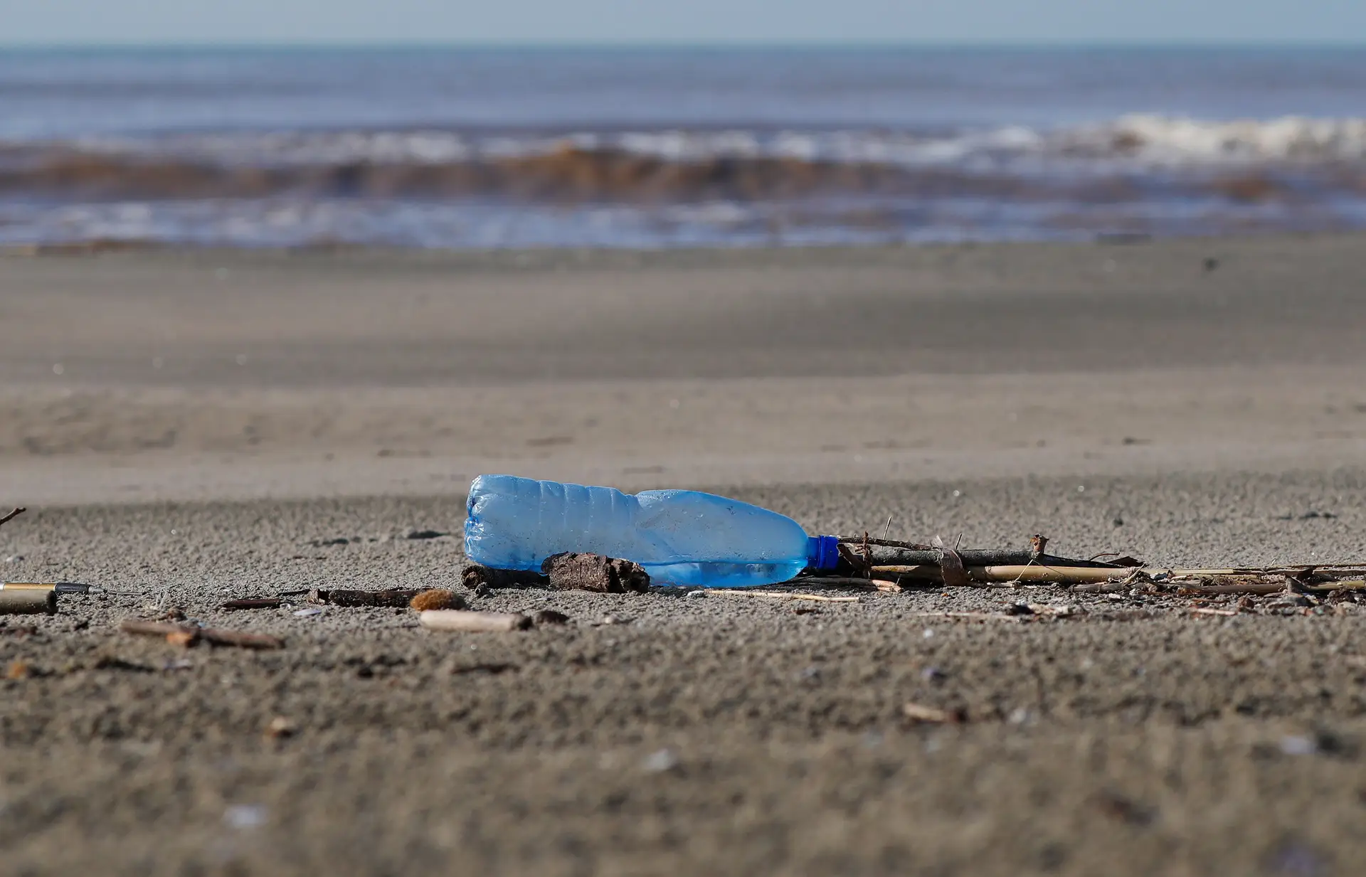 Comportamentos estão a mudar, mas plástico ainda não desapareceu das praias