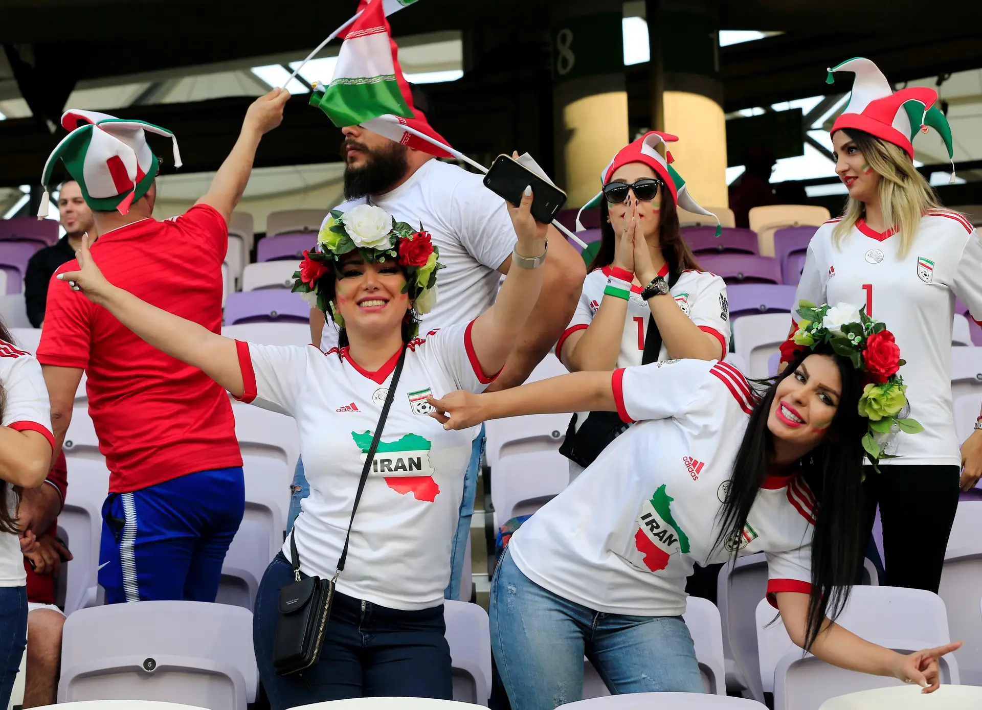 Iranianas são autorizadas a assistir partida de futebol pela 1ª