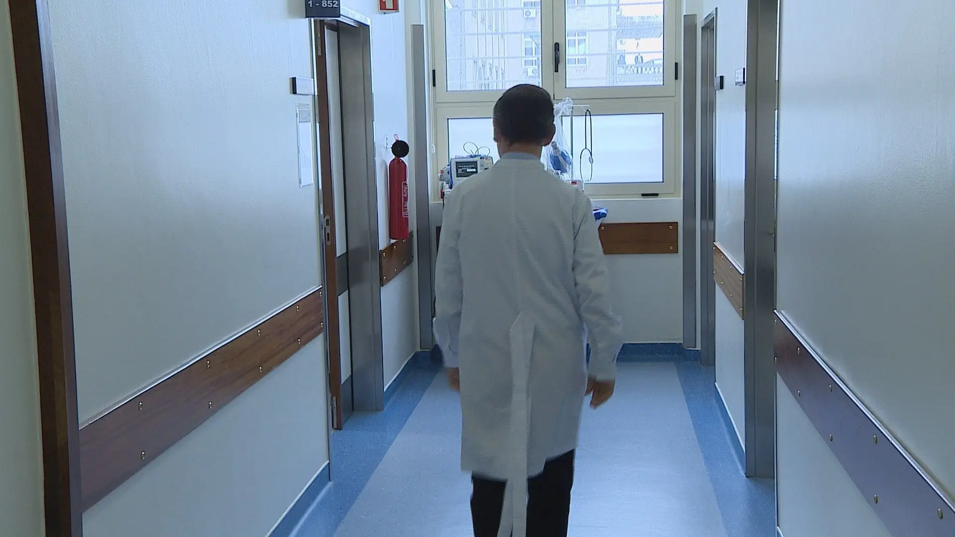 Médicos de emergência dizem que lei não está a ser cumprida e pedem especialidade