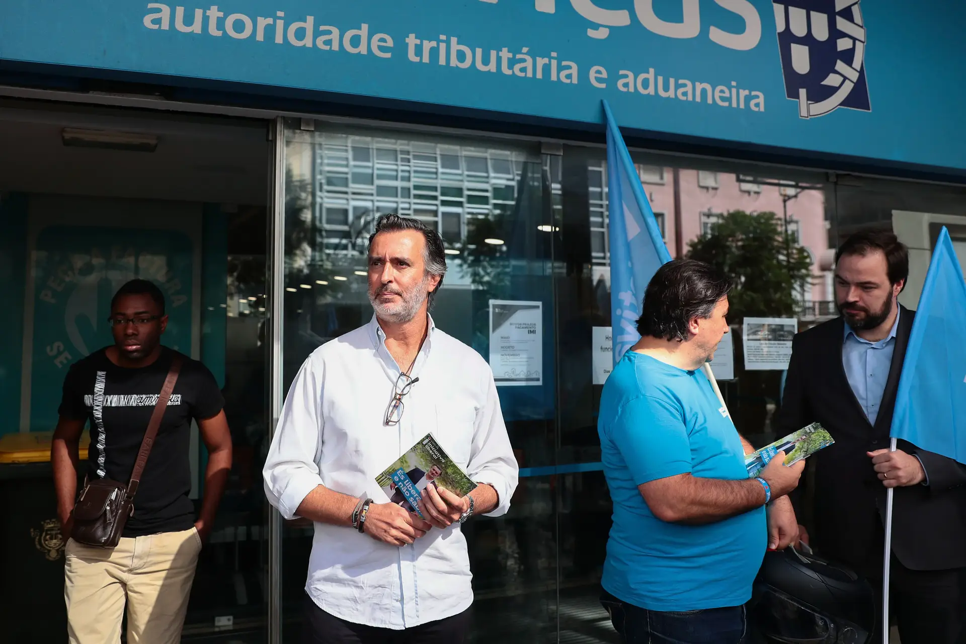 O cabeça de lista do Iniciativa Liberal por Lisboa, João Cotrim Figueiredo, durante uma ação de campanha para as eleições legislativas 2019, junto de uma repartição de finanças, Lisboa.
