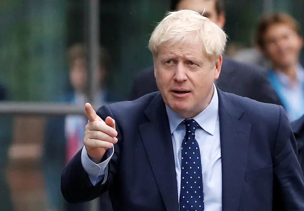 Boris Johnson recebido com protestos na BBC