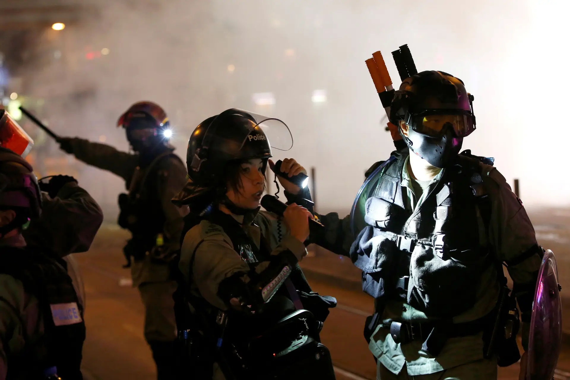 Polícia alerta para situação "muito perigosa" em Hong Kong na terça-feira