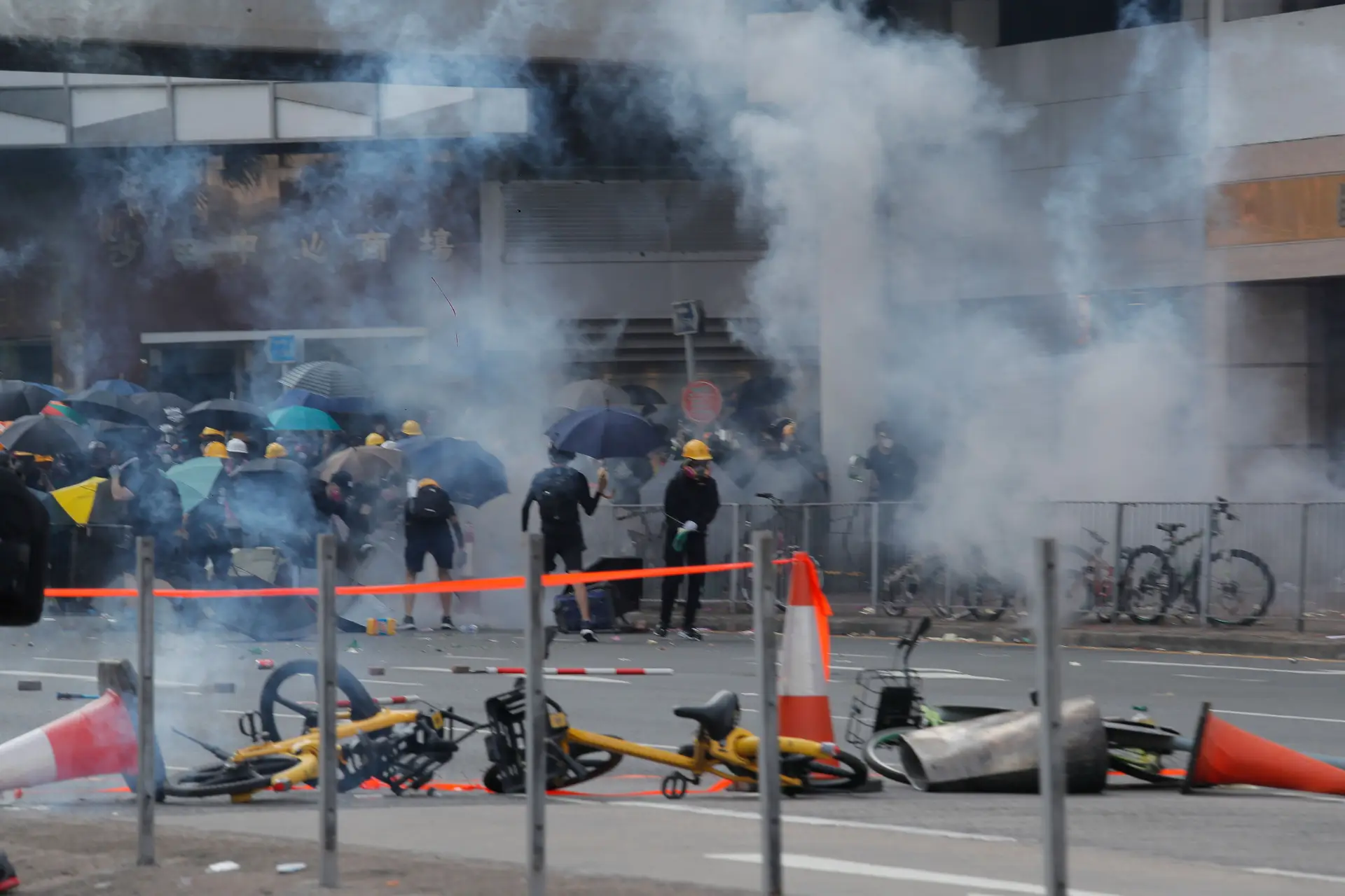 Confrontos violentos entre manifestantes e polícia multiplicam-se em Hong Kong