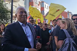 Rosas, selfies e um ataque ao “refúgio” de Rio - Um dia na campanha do PS 