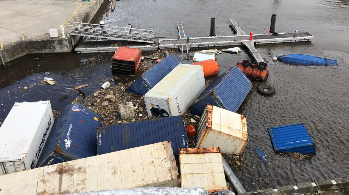 Rasto de destruição deixado pelo Lorenzo no Porto das Lajes das Flores, Açores.