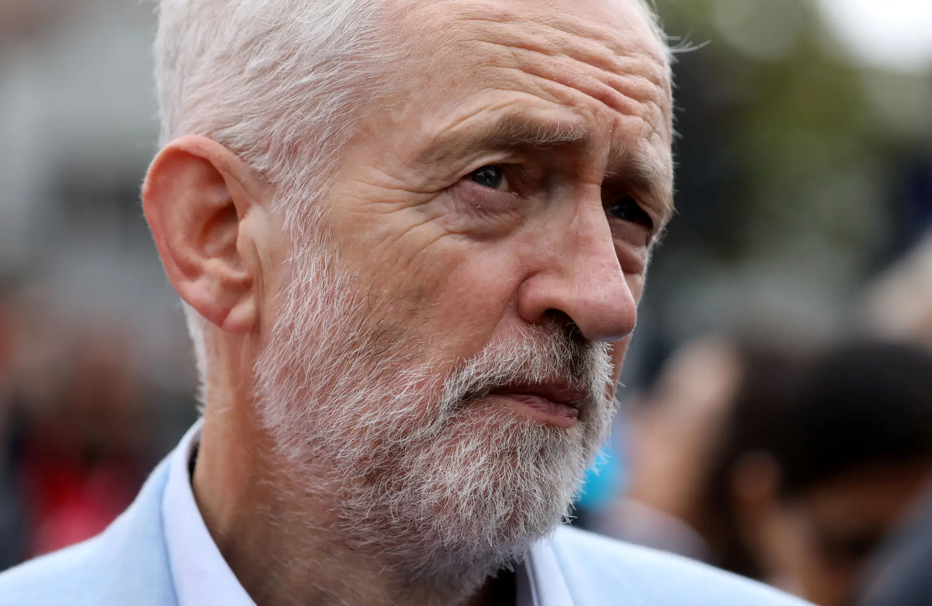 Corbyn classifica de "farsa" programa do governo apresentado pela Rainha