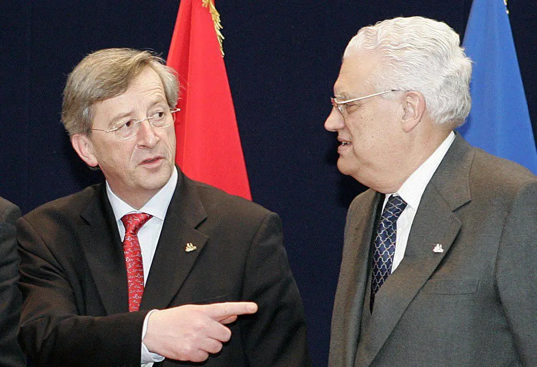 Juncker recorda "papel decisivo" de Freitas do Amaral na democracia em Portugal