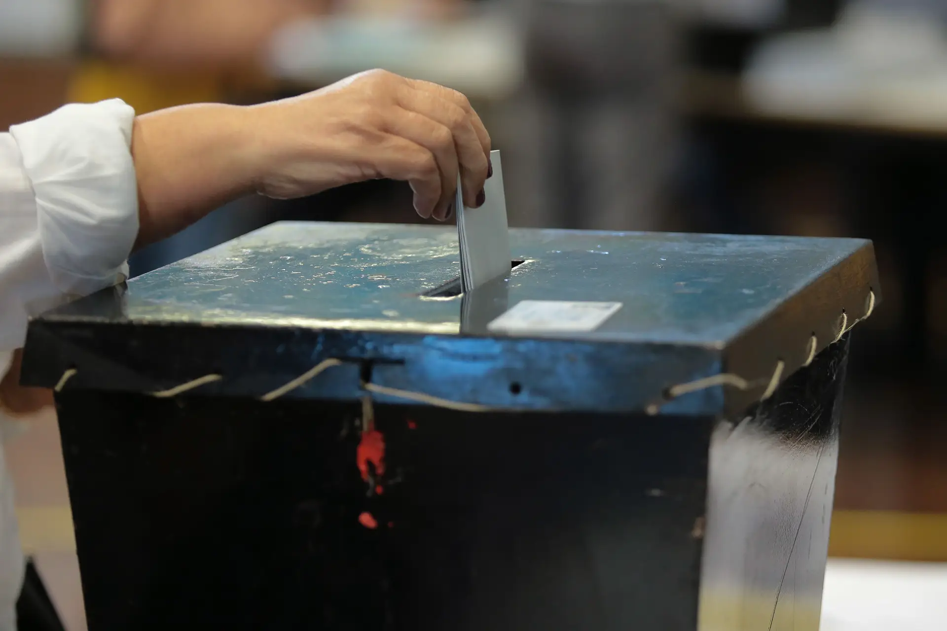 Longas filas em escola de Gaia e queixas de poucas mesas de voto