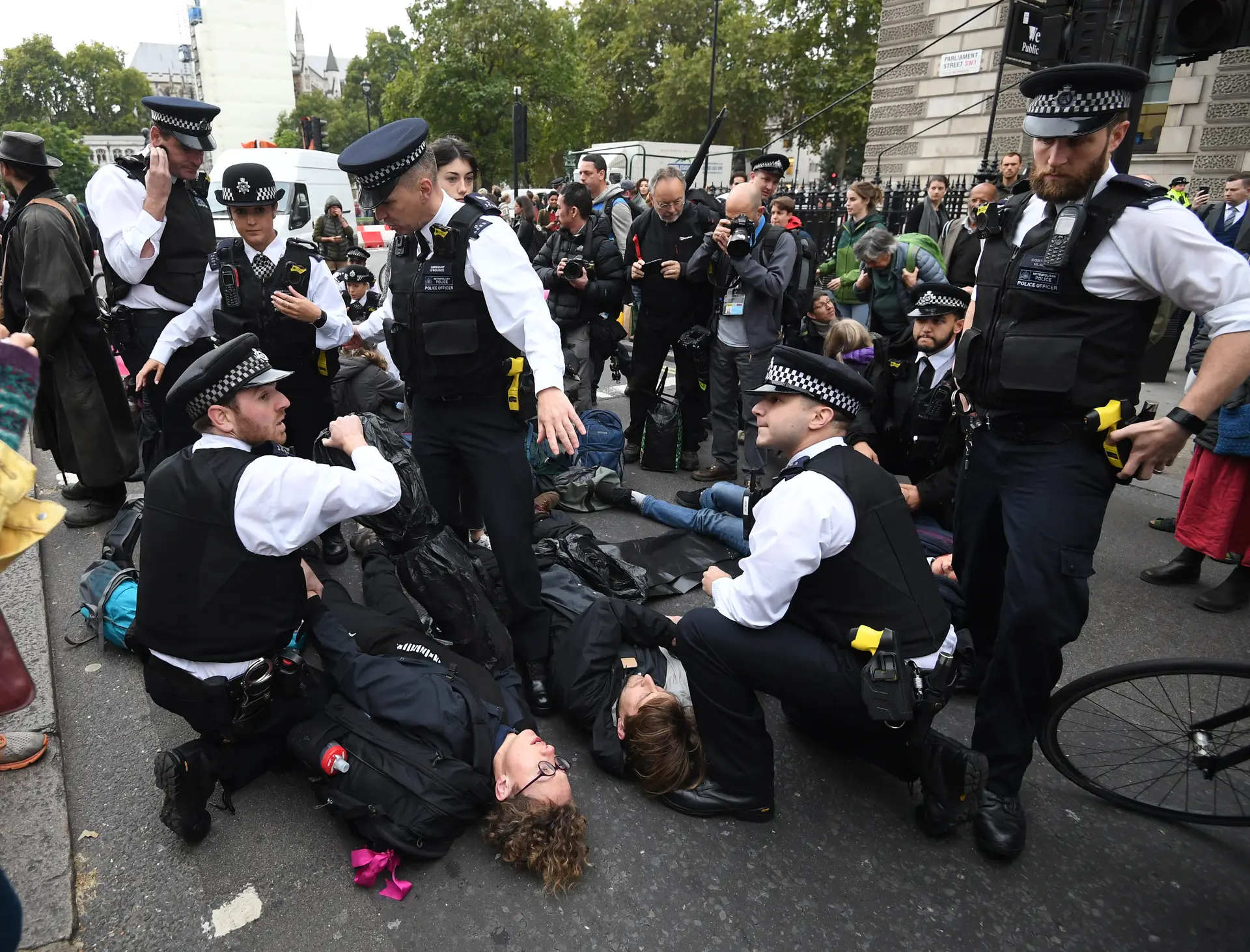 Manifestantes pelo clima detidos em Londres e Madrid