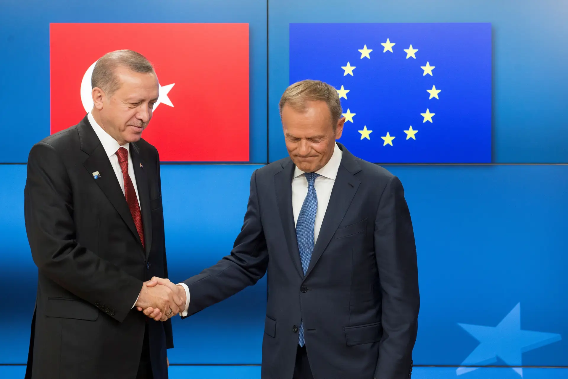 UE rejeita chantagem da Turquia com refugiados sírios