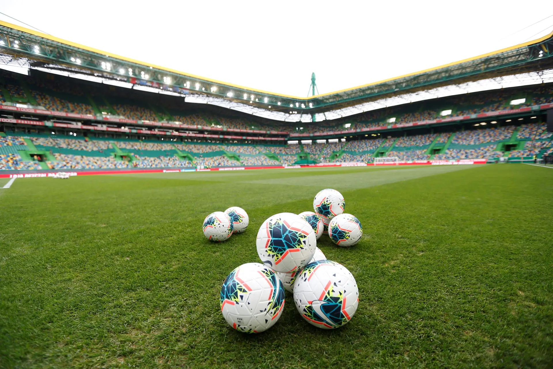 Titulares da seleção 'poupados' no treino antes da viagem para a Ucrânia