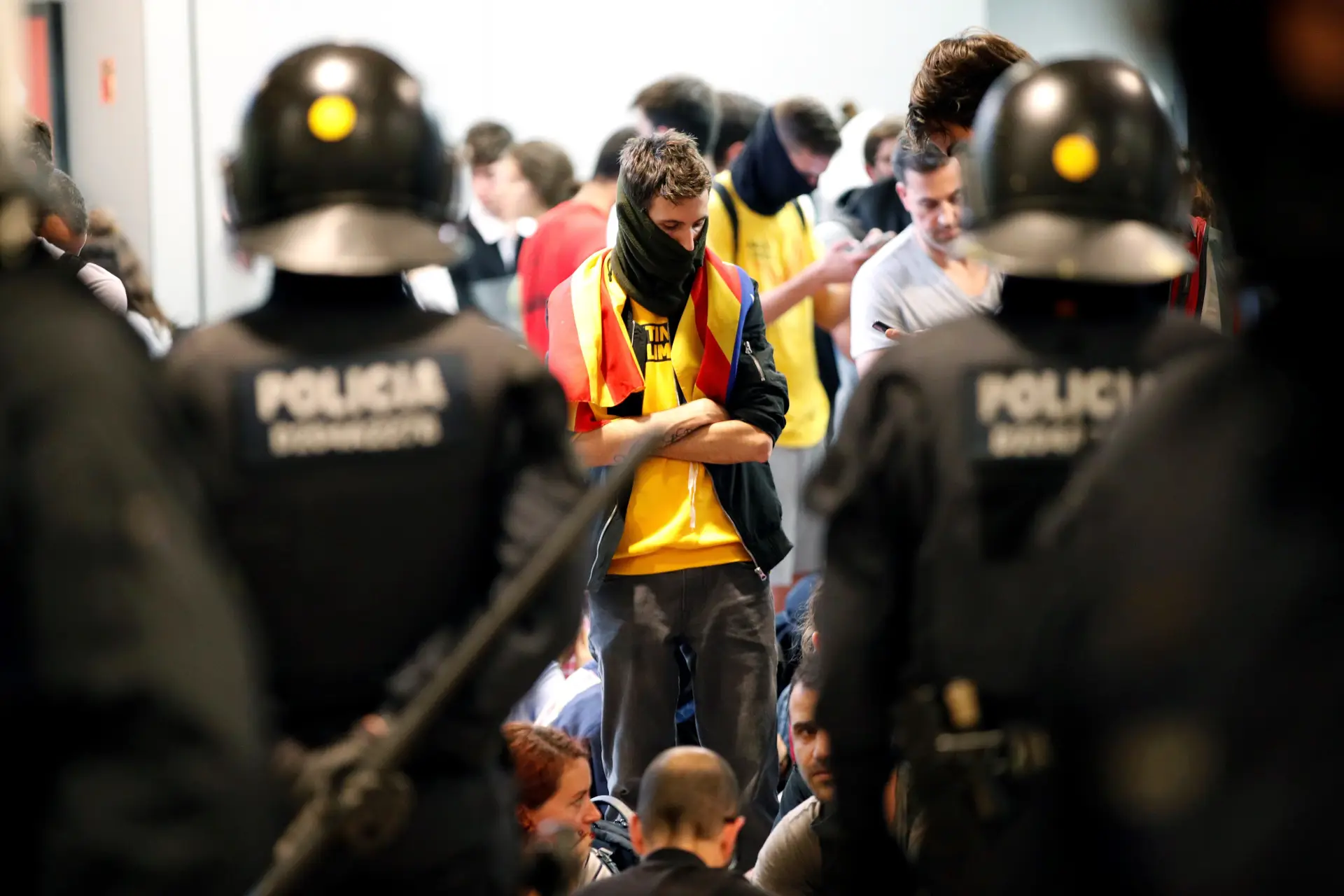 Centenas de manifestantes invadem aeroporto de Barcelona