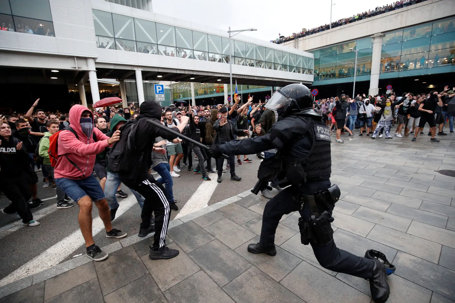 Polícia usou balas de borracha contra manifestantes no aeroporto de Barcelona