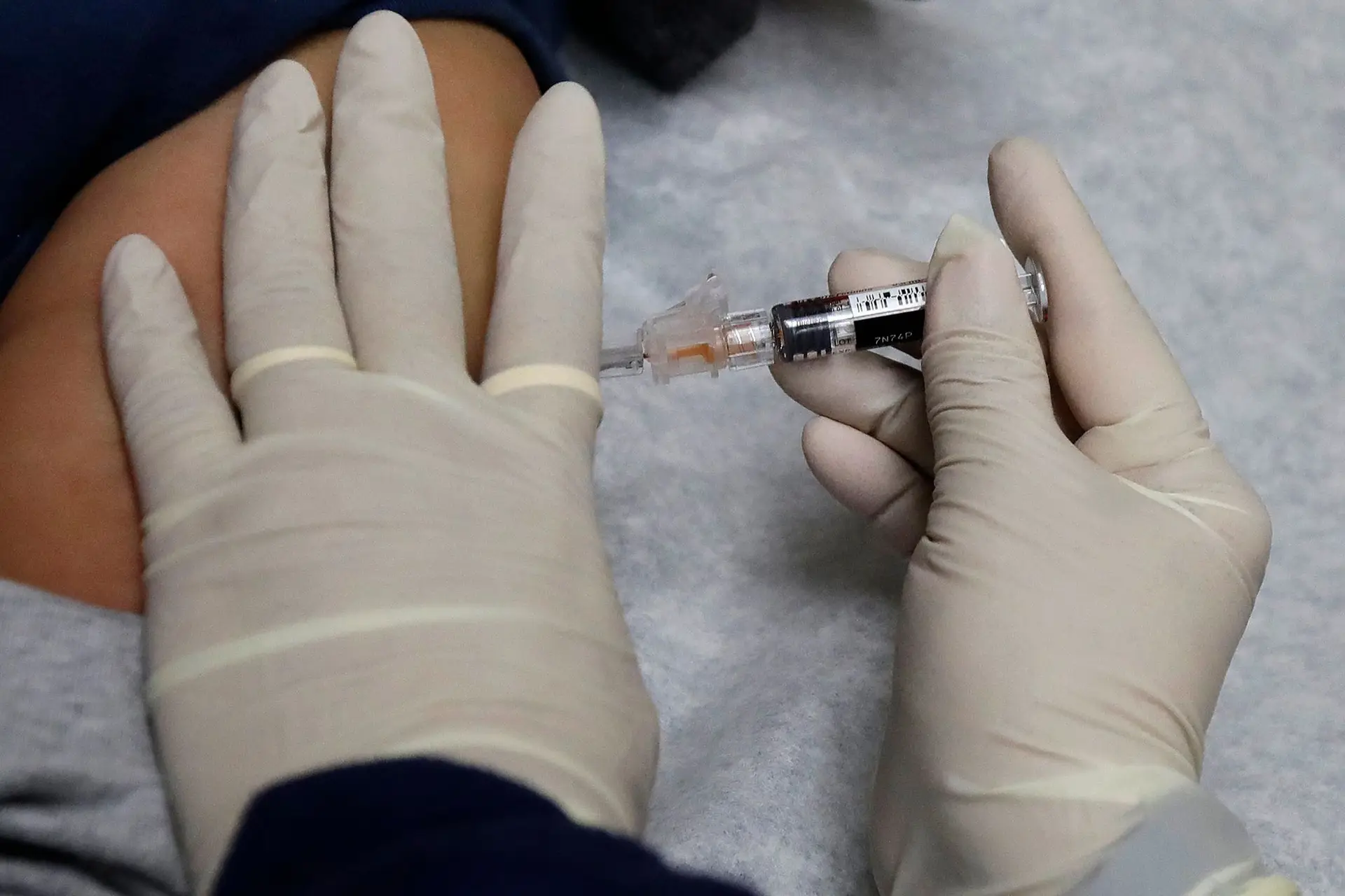 Bruxelas disponibiliza 80 M€ para laboratório alemão que testa vacina para a Covid-19