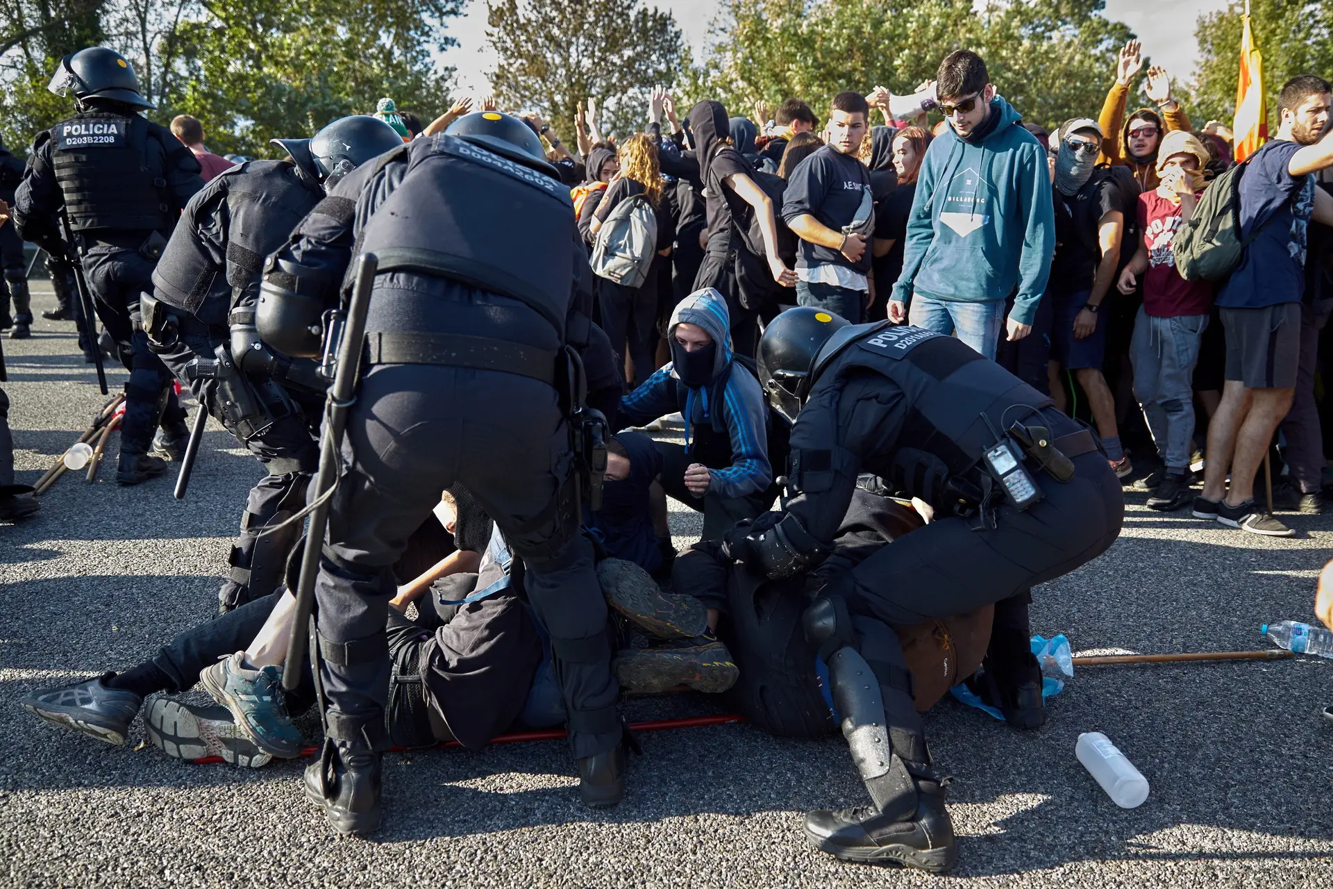 Mais de 170 feridos e três detidos nos protestos na Catalunha