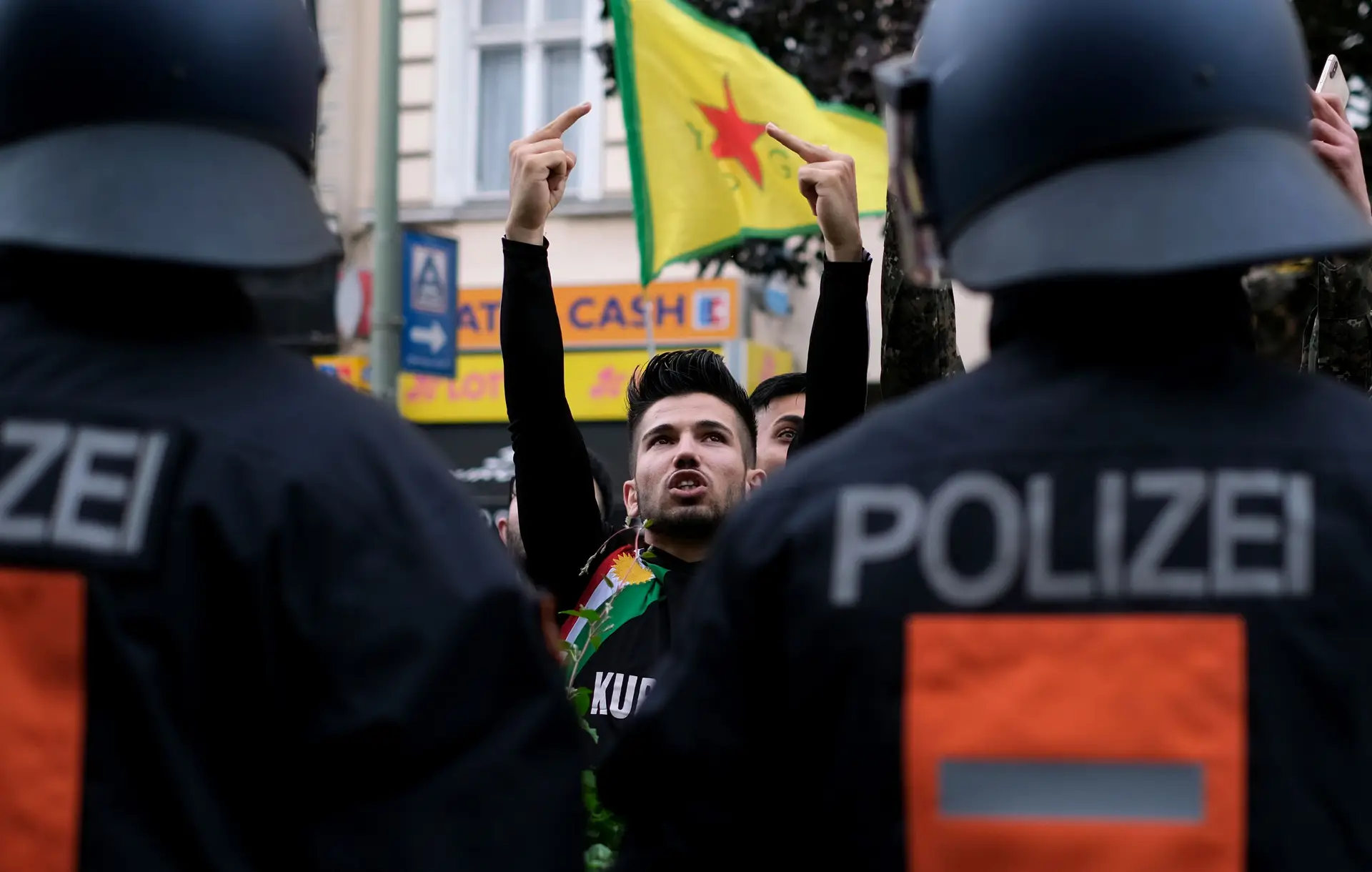Confrontos entre curdos e turcos na Alemanha durante manifestação contra Ancara