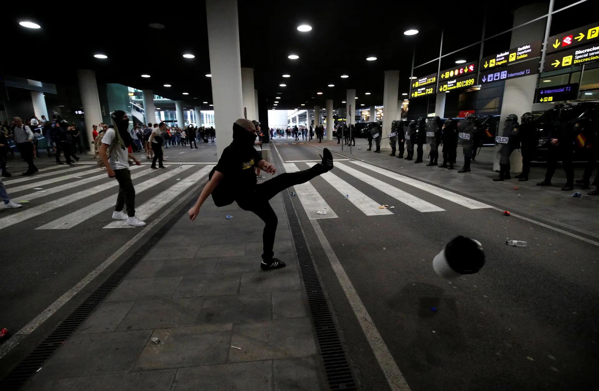 Dirigentes políticos condenados demarcam-se dos atos de violência na Catalunha