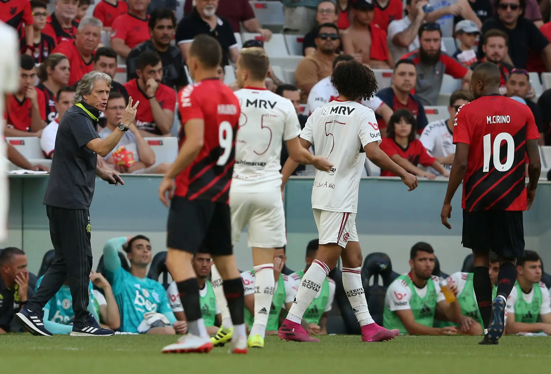 Dois golos no final do jogo dão vitória sofrida ao Flamengo de Jorge Jesus
