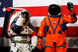 Astronautas desfilam em Washington para mostrar os novos fatos espaciais para caminhar na Lua