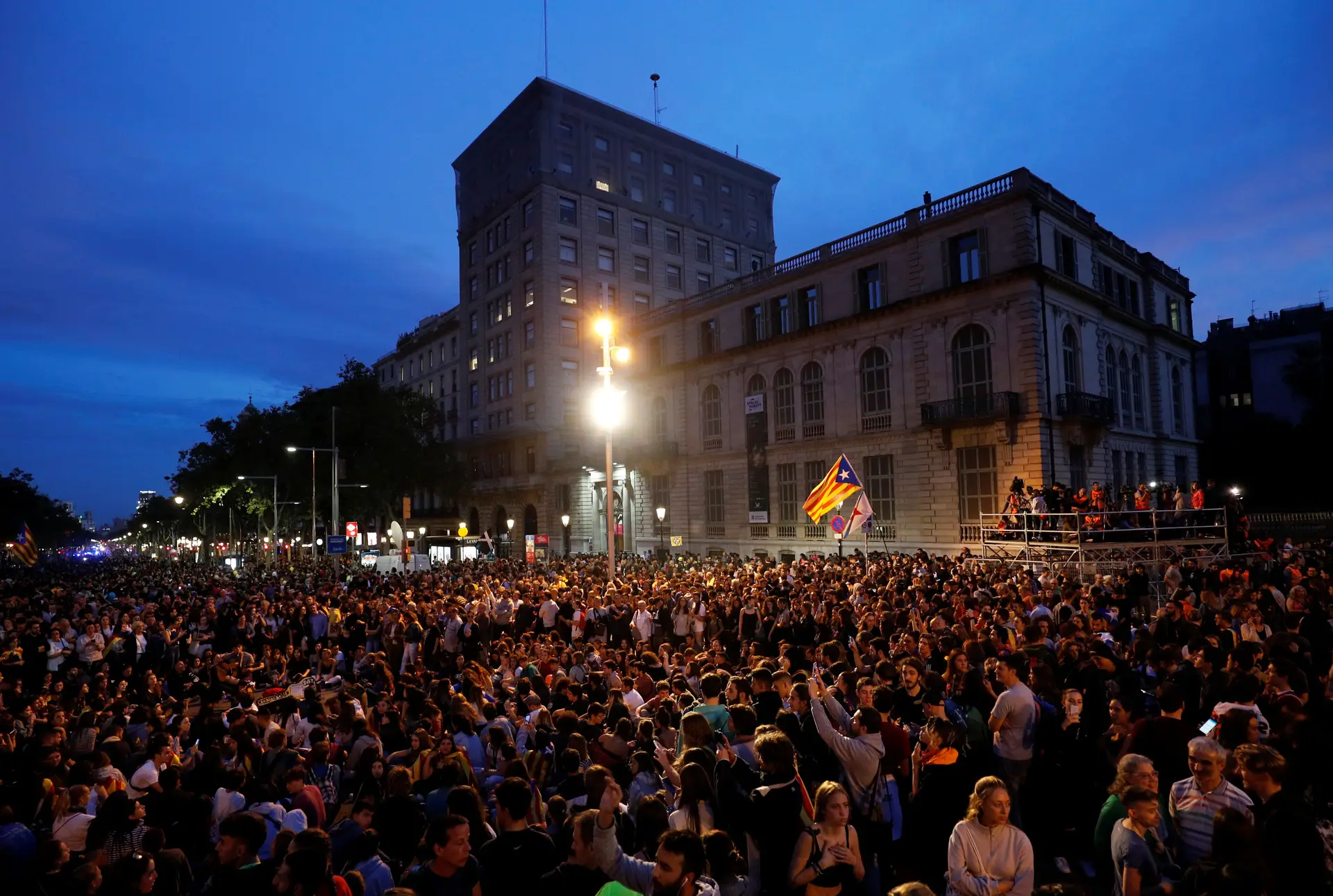 Milhares de manifestantes independentistas no bairro de Gràcia em Barcelona