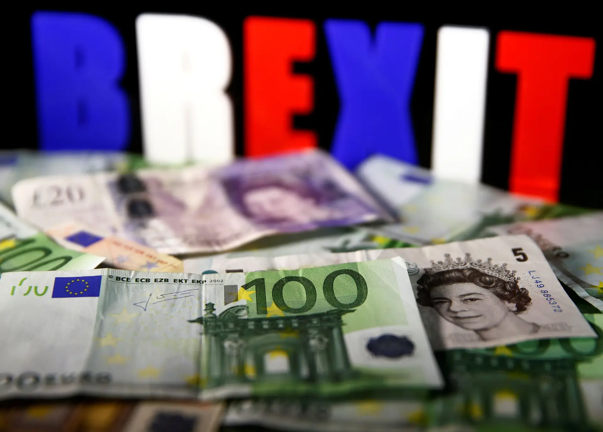Libra dispara face ao dólar e ao euro depois de anúncio de acordo para o Brexit