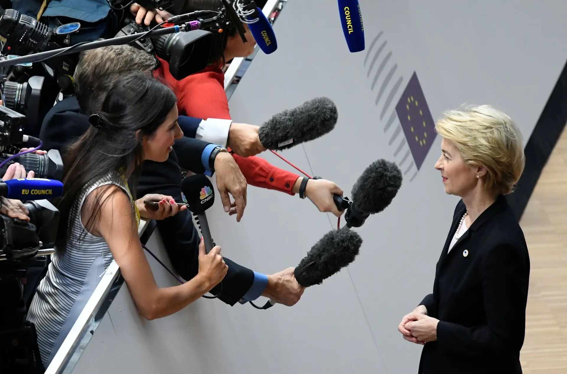 Von der Leyen diz que "UE deve esperar para ouvir" Parlamento britânico