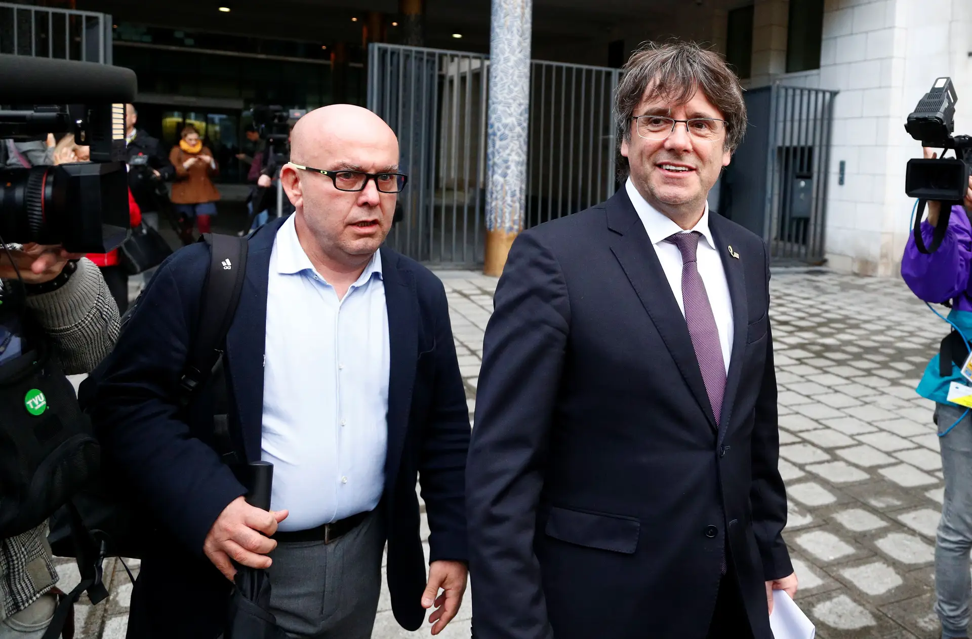 Ex-presidente do governo catalão sai em liberdade, Madrid apela à extradição de Puigdemont