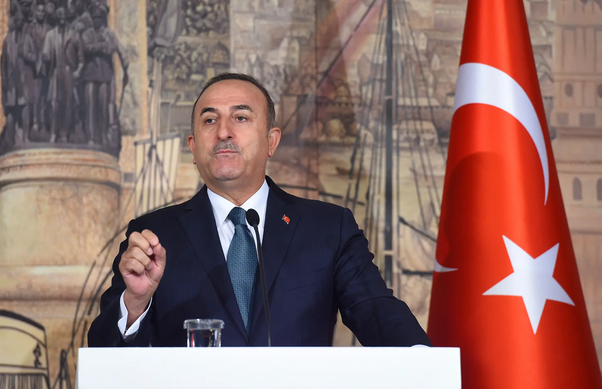 Turquia ameaça atacar se forças curdas não se retirarem até terça-feira
