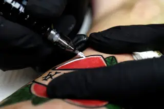 Estúdios de tatuagens podem reabrir na segunda-feira