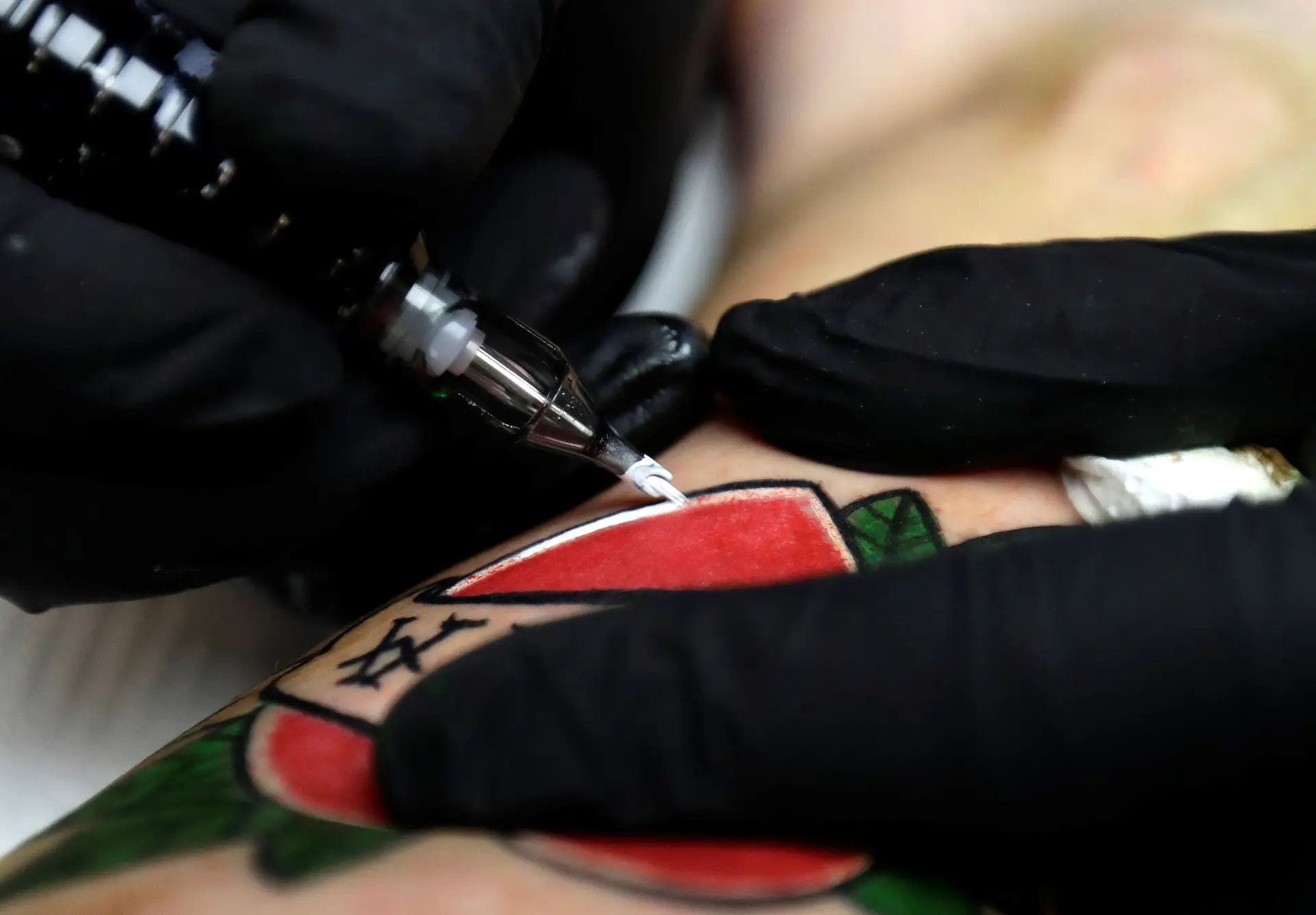 Estúdios de tatuagens podem reabrir na segunda-feira