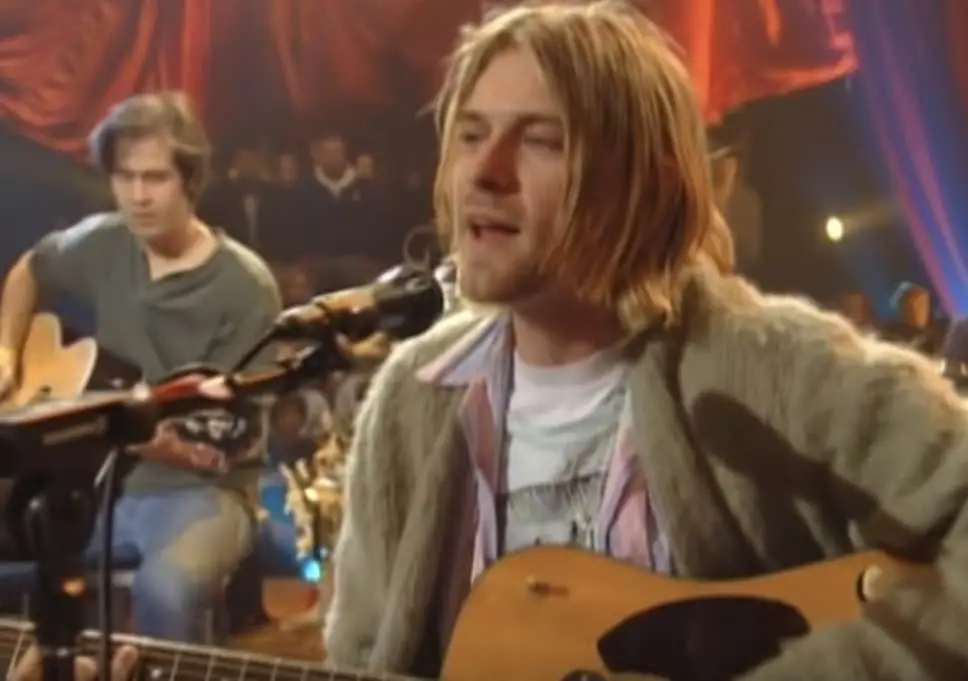 Casaco de malha verde de Kurt Cobain em leilão por 45 mil € (com buraco de cigarro incluído)