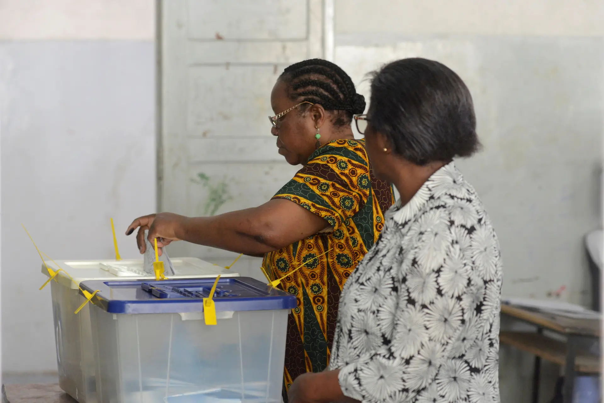 Duas pessoas condenadas a nove meses de prisão por encher urnas em Moçambique