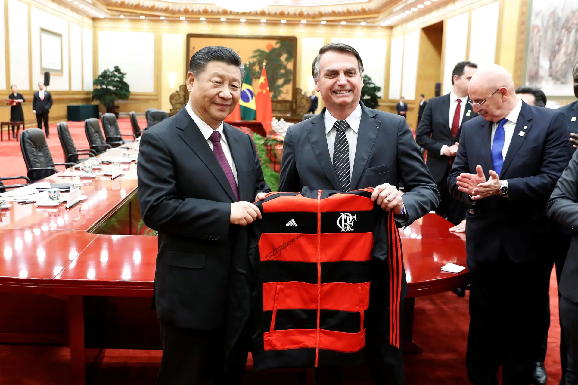 Bolsonaro oferece camisola do Flamengo ao Presidente chinês
