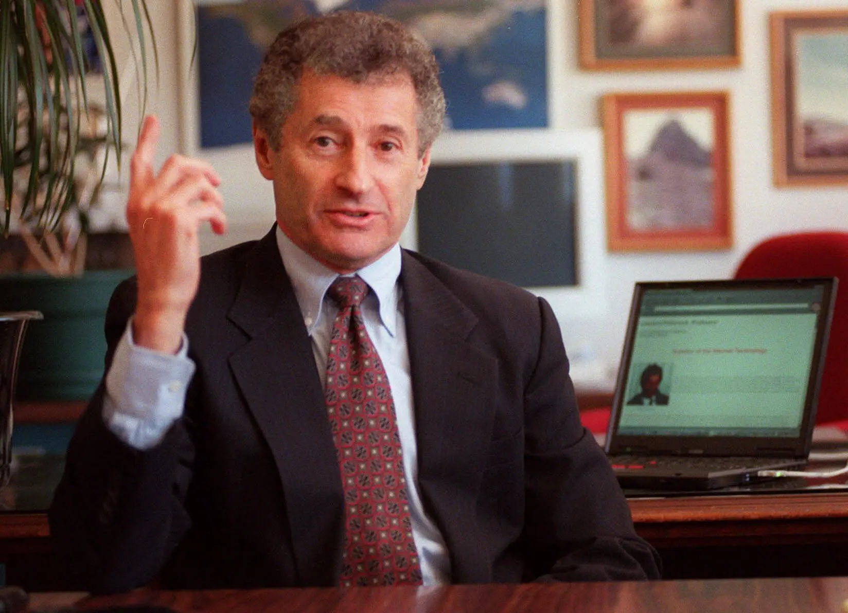 Leonard Kleinrock (numa foto de 1999), investigador da Universidade da Califórnia, enviou a mensagem "LO" para um colega, Douglas Engelbart.  