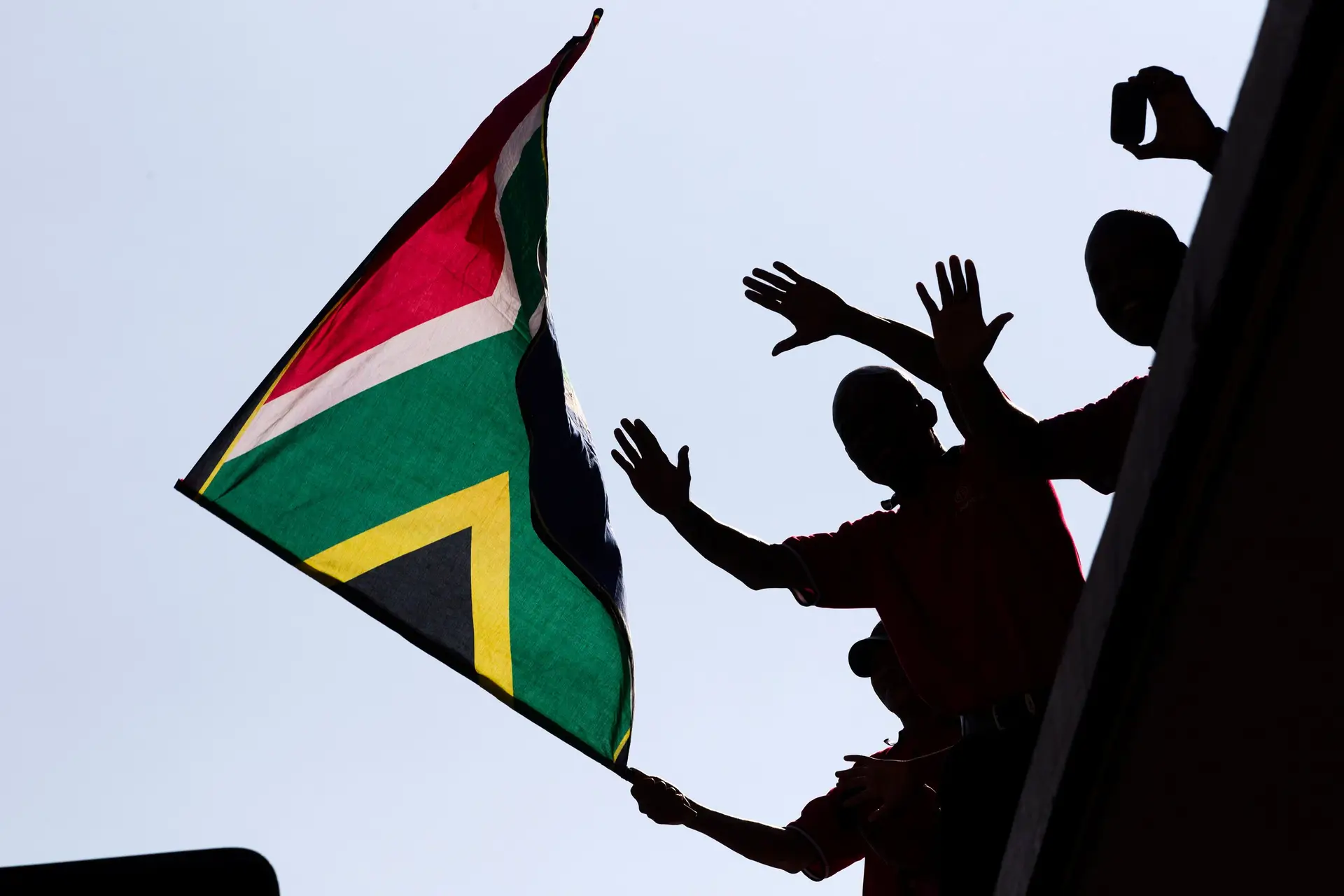 Covid-19: Ministra sul-africana suspensa por participar em festa